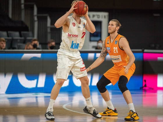 Alex King s Oliver Wuerzburg, 77 , Dylan Osetkowski Ratiopharm Ulm 21 , ratiopharm Ulm vs S Oliver Baskets Wuerzburg, Basketball, Bundesliga, BBL, easycredit, 29 Spieltag, Spielzeit 2020 2021, 01 04 2021, ratiopharm Ulm vs S Oliver Baskets Wuerzburg, Basketball, Bundesliga, BBL, easycredit, 29 Spieltag, Spielzeit 2020 2021, 01 04 2021 Neu Ulm Copyright: xEibner-Pressefoto SaschaxWaltherx EP_EER