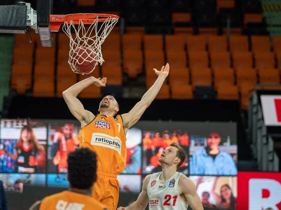 John Petrucelli Ratiopharm Ulm 07 , Florian Koch s Oliver Wuerzburg, 21 , ratiopharm Ulm vs S Oliver Baskets Wuerzburg, Basketball, Bundesliga, BBL, easycredit, 29 Spieltag, Spielzeit 2020 2021, 01 04 2021, ratiopharm Ulm vs S Oliver Baskets Wuerzburg, Basketball, Bundesliga, BBL, easycredit, 29 Spieltag, Spielzeit 2020 2021, 01 04 2021 Neu Ulm Copyright: xEibner-Pressefoto SaschaxWaltherx EP_EER