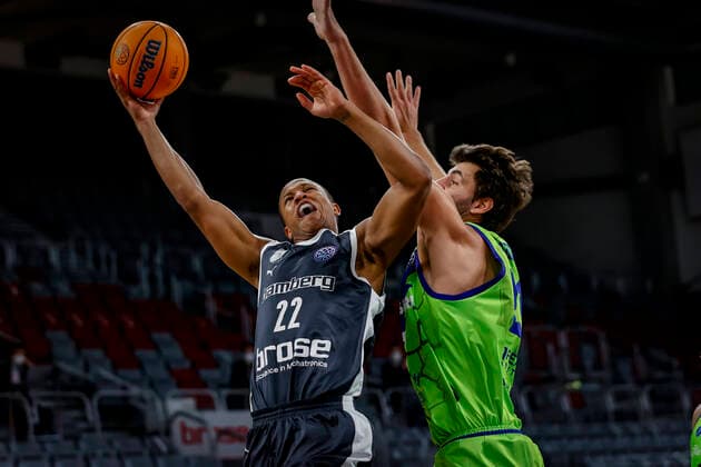 Left Devon Hall Brose Bamberg, 22 Basketball Champions League 2020 21, Playoof Matchday 5, Brose Bamberg Dinamo Sassari 01 04 2021, Bamberg, Brose Arena Foto Copyright: DanielxLöb