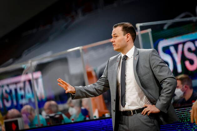 Headcoach Johan Roijakkers Brose Bamberg Basketball Champions League 2020 21, Playoof Matchday 5, Brose Bamberg Dinamo Sassari 01 04 2021, Bamberg, Brose Arena Foto Copyright: DanielxLöb