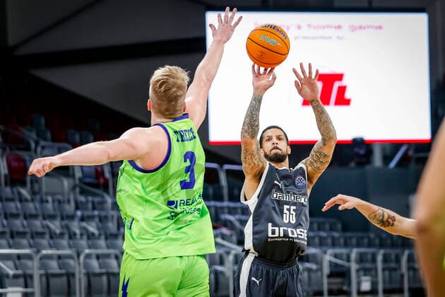 Right Tyler Larson Brose Bamberg, 55 Left 03 Kaspar Treier Dinamo Banco di Sardegna Sassari Basketball Champions League 2020 21, Playoof Matchday 5, Brose Bamberg Dinamo Sassari 01 04 2021, Bamberg, Brose Arena Foto Copyright: DanielxLöb