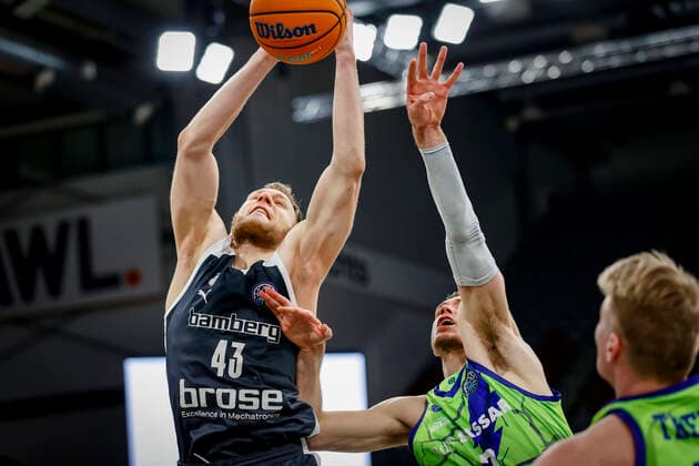 Left Christian Sengfelder Brose Bamberg, 43 Right 07 Ethan Happ Dinamo Banco di Sardegna Sassari Basketball Champions League 2020 21, Playoof Matchday 5, Brose Bamberg Dinamo Sassari 01 04 2021, Bamberg, Brose Arena Foto Copyright: DanielxLöb