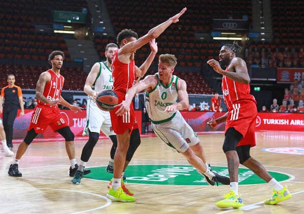 2 Wade Baldwin, center, 8 Jalen Reynolds, r and 0 Nick Weiler Babb li FCBB red, vs 0 Thomas Walkup, 23 Martinas give Zalgiris Kaunas basketball, EuroLeague, FC Bayern Munich vs Zalgiris Kaunas at Audi Dome on 01 04 2021 PHOTO Mladen Lackovic LakoPress