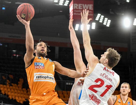 GER, BBL, ratiopharm ulm vs s Oliver Würzburg Wuerzburg 01 04 2021, ratiopharm arena, Neu Ulm, GER, BBL, ratiopharm ulm vs s Oliver Würzburg Wuerzburg, in picture Demitrius Conger Ulm, 1 cant be prevented from throwing by Florian Koch Wuerzburg, 21 and Jonas Weitzel Wuerzburg, 27 nordphotoxGmbHx xHafner nph00200