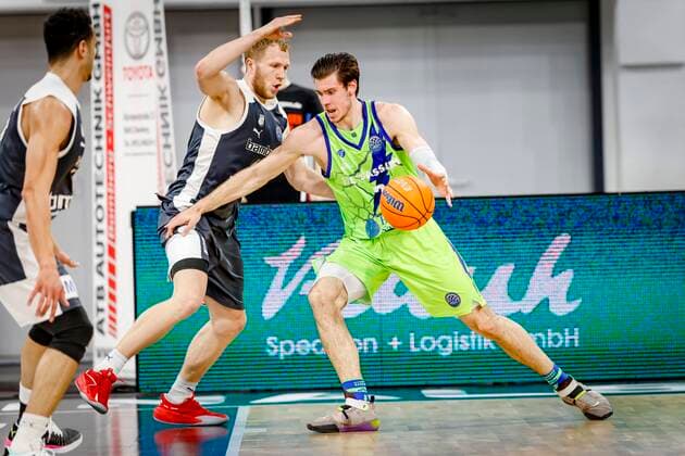 Right 07 Ethan Happ Dinamo Banco di Sardegna Sassari Left Christian Sengfelder Brose Bamberg, 43 Basketball Champions League 2020 21, Playoof Matchday 5, Brose Bamberg Dinamo Sassari 01 04 2021, Bamberg, Brose Arena Foto Copyright: DanielxLöb