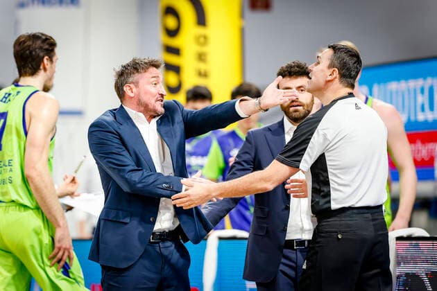 Left Head coach Gianmarco Pozzecco Dinamo Banco di Sardegna Sassari Basketball Champions League 2020 21, Playoof Matchday 5, Brose Bamberg Dinamo Sassari 01 04 2021, Bamberg, Brose Arena Foto Copyright: DanielxLöb