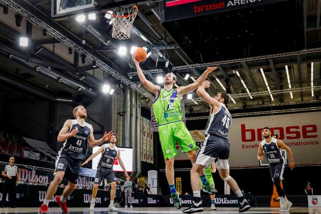 Center 02 Miro Bilan Dinamo Banco di Sardegna Sassari right David Kravish Brose Bamberg, 45 left Christian Sengfelder Brose Bamberg, 43 Basketball Champions League 2020 21, Playoof Matchday 5, Brose Bamberg Dinamo Sassari 01 04 2021, Bamberg, Brose Arena Foto Copyright: DanielxLöb