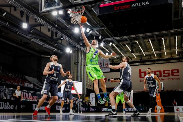Center 02 Miro Bilan Dinamo Banco di Sardegna Sassari right David Kravish Brose Bamberg, 45 left Christian Sengfelder Brose Bamberg, 43 Basketball Champions League 2020 21, Playoof Matchday 5, Brose Bamberg Dinamo Sassari 01 04 2021, Bamberg, Brose Arena Foto Copyright: DanielxLöb