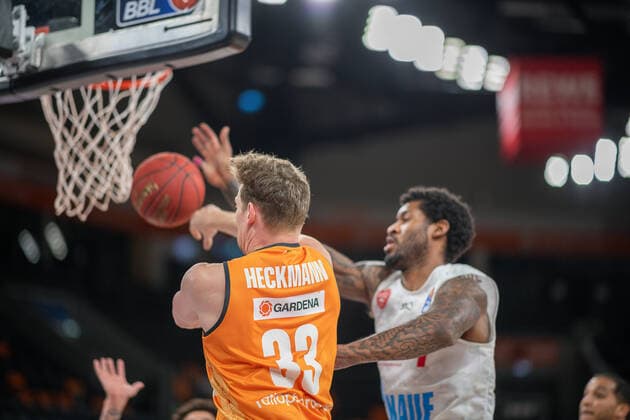Patrick Heckmann Ratiopharm Ulm 33 , Perry Jones s Oliver Wuerzburg, 01 , ratiopharm Ulm vs S Oliver Baskets Wuerzburg, Basketball, Bundesliga, BBL, easycredit, 29 Spieltag, Spielzeit 2020 2021, 01 04 2021, ratiopharm Ulm vs S Oliver Baskets Wuerzburg, Basketball, Bundesliga, BBL, easycredit, 29 Spieltag, Spielzeit 2020 2021, 01 04 2021 Neu Ulm Copyright: xEibner-Pressefoto SaschaxWaltherx EP_EER