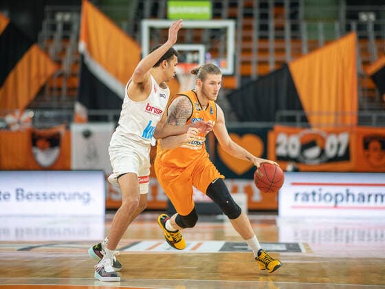 Tyson Ward s Oliver Wuerzburg, 03 , Dylan Osetkowski Ratiopharm Ulm 21 , ratiopharm Ulm vs S Oliver Baskets Wuerzburg, Basketball, Bundesliga, BBL, easycredit, 29 Spieltag, Spielzeit 2020 2021, 01 04 2021, ratiopharm Ulm vs S Oliver Baskets Wuerzburg, Basketball, Bundesliga, BBL, easycredit, 29 Spieltag, Spielzeit 2020 2021, 01 04 2021 Neu Ulm Copyright: xEibner-Pressefoto SaschaxWaltherx EP_EER