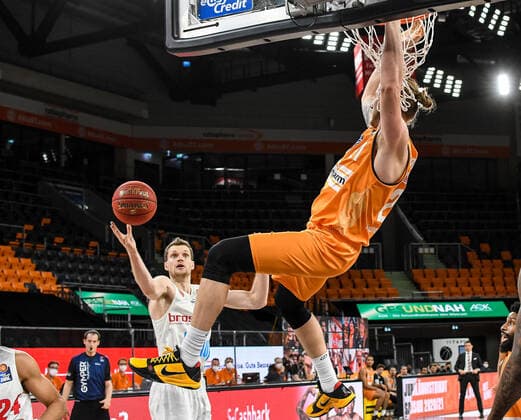 GER, BBL, ratiopharm ulm vs s Oliver Würzburg Wuerzburg 01 04 2021, ratiopharm arena, Neu Ulm, GER, BBL, ratiopharm ulm vs s Oliver Würzburg Wuerzburg, in picture Florian Koch Wuerzburg, 21 reaches out for the ball, Dylan Osetkowski Ulm, 21 has already scored nordphotoxGmbHx xHafner nph00200