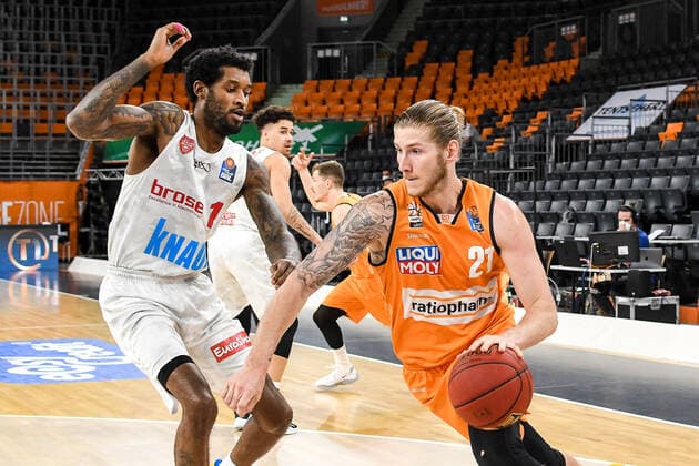 GER, BBL, ratiopharm ulm vs s Oliver Würzburg Wuerzburg 01 04 2021, ratiopharm arena, Neu Ulm, GER, BBL, ratiopharm ulm vs s Oliver Würzburg Wuerzburg, in the picture Dylan Osetkowski Ulm, 21 sets himself against Perry Jones III Wuerzburg, 1 nordphotoxGmbHx xHafner nph00200