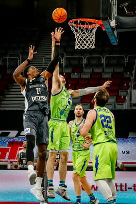 Left Shevon Thompson Brose Bamberg, 27 Basketball Champions League 2020 21, Playoof Matchday 5, Brose Bamberg Dinamo Sassari 01 04 2021, Bamberg, Brose Arena Foto Copyright: DanielxLöb