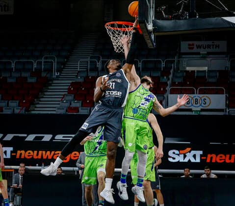Left Shevon Thompson Brose Bamberg, 27 Right 22 Stefano Gentile Dinamo Banco di Sardegna Sassari Basketball Champions League 2020 21, Playoof Matchday 5, Brose Bamberg Dinamo Sassari 01 04 2021, Bamberg, Brose Arena Foto Copyright: DanielxLöb