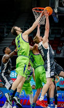 Left 02 Miro Bilan Dinamo Banco di Sardegna Sassari blocks Right Christian Sengfelder Brose Bamberg, 43 Basketball Champions League 2020 21, Playoof Matchday 5, Brose Bamberg Dinamo Sassari 01 04 2021, Bamberg, Brose Arena Foto Copyright: DanielxLöb