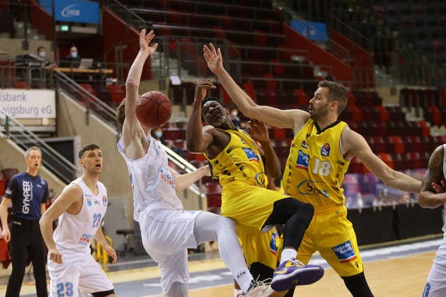 Ludwigsburg , Basketball easyCredit BBL Bundesliga , MHP RIESEN Ludwigsburg vs SYNTAINICS MBC , from left Philipp Hartwich MBC Yorman Polas Bartolo Riesen Jonas Wohlfarth Bottermann Riesen