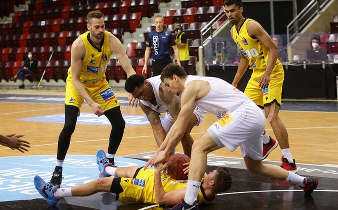 Ludwigsburg , Basketball easyCredit BBL Bundesliga , MHP RIESEN Ludwigsburg vs SYNTAINICS MBC , from below Jordan Hulls Giants , right Marko Krstanovic MBC
