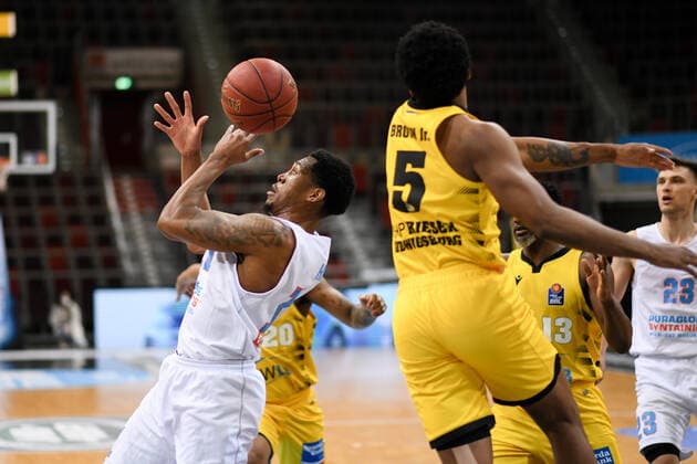 Kyndahl Hill Syntainics MBC in a duel with Barry Brown Jr MHP Riesen Ludwigsburg , GER, MHP Riesen Ludwigsburg vs Syntainics MBC Weißenfels, 01 04 2021, 29 Spieltag easycredit Basketball Bundesliga, Spielzeit 2020 2021 GER, MHP Riesen Ludwigsburg vs Syntainics MBC Weißenfels, 01 04 2021, 29 Spieltag easycredit Basketball Bundesliga, Spielzeit 2020 2021 Ludwigsburg Copyright: xEibnerxPressefoto MichaelxMemmlerx EP_MMR