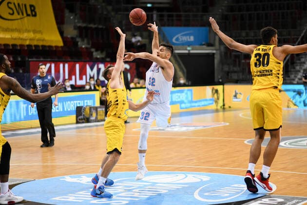 Roko Rogic Syntainics MBC in a duel with Jordan Hulls MHP Riesen Ludwigsburg and Oscar da Silva MHP Riesen Ludwigsburg , GER, MHP Riesen Ludwigsburg vs Syntainics MBC Weißenfels, 01 04 2021, 29 Spieltag easycredit Basketball Bundesliga, Spielzeit 2020 2021 GER, MHP Riesen Ludwigsburg vs Syntainics MBC Weißenfels, 01 04 2021, 29 Spieltag easycredit Basketball Bundesliga, Spielzeit 2020 2021 Ludwigsburg Copyright: xEibnerxPressefoto MichaelxMemmlerx EP_MMR