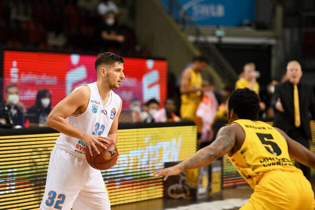 Roko Rogic Syntainics MBC in a duel with Barry Brown Jr MHP Riesen Ludwigsburg , GER, MHP Riesen Ludwigsburg vs Syntainics MBC Weißenfels, 01 04 2021, 29 Spieltag easycredit Basketball Bundesliga, Spielzeit 2020 2021 GER, MHP Riesen Ludwigsburg vs Syntainics MBC Weißenfels, 01 04 2021, 29 Spieltag easycredit Basketball Bundesliga, Spielzeit 2020 2021 Ludwigsburg Copyright: xEibnerxPressefoto MichaelxMemmlerx EP_MMR