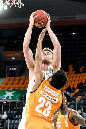 GER, BBL, ratiopharm ulm vs s Oliver Würzburg Wuerzburg 01 04 2021, ratiopharm arena, Neu Ulm, GER, BBL, ratiopharm ulm vs s Oliver Würzburg Wuerzburg, in picture Jonas Weitzel Wuerzburg, 27 is attacked by Troy Caupain Ulm, 23 nordphotoxGmbHx xHafner nph00200