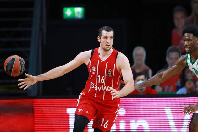16 Paul Zipser FCBB red, vs 10 Nigel Hayes Zalgiris Kaunas Basketball, EuroLeague, FC Bayern Munich vs Zalgiris Kaunas at Audi Dome on 01 04 2021 PHOTO Mladen Lackovic LakoPress