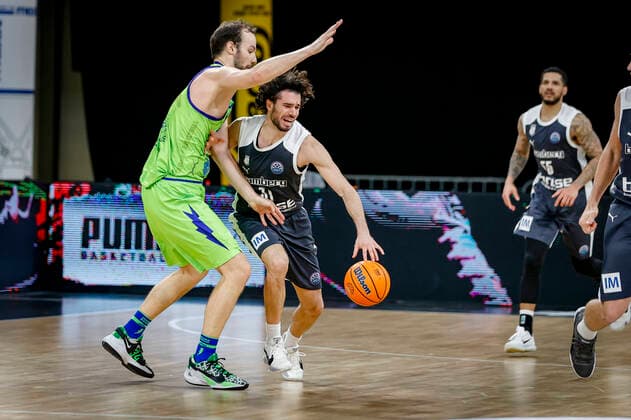 Right Michele Vitali Brose Bamberg, 31 Left 02 Miro Bilan Dinamo Banco di Sardegna Sassari Basketball Champions League 2020 21, Playoof Matchday 5, Brose Bamberg Dinamo Sassari 01 04 2021, Bamberg, Brose Arena Foto Copyright: DanielxLöb