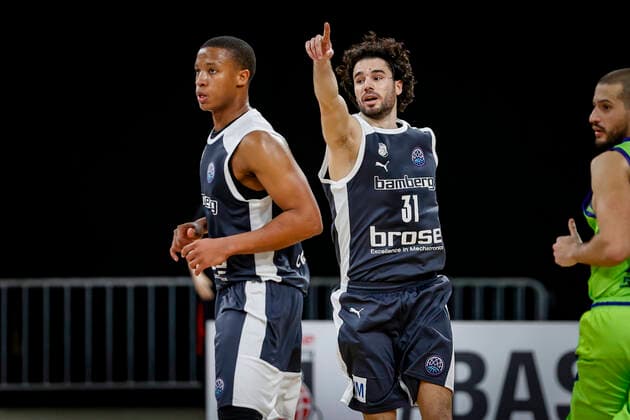 Right Michele Vitali Brose Bamberg, 31 Left Devon Hall Brose Bamberg, 22 Basketball Champions League 2020 21, Playoof Matchday 5, Brose Bamberg Dinamo Sassari 01 04 2021, Bamberg, Brose Arena Foto Copyright: DanielxLöb