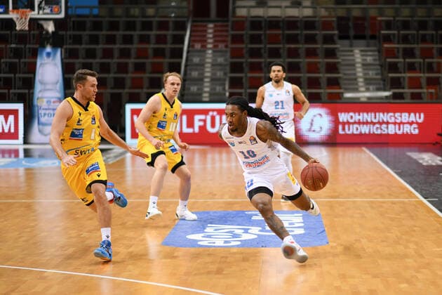 Anthony Barber Syntainics MBC in a duel with Jordan Hulls MHP Riesen Ludwigsburg , GER, MHP Riesen Ludwigsburg vs Syntainics MBC Weißenfels, 01 04 2021, 29 Matchday easycredit Basketball Bundesliga, Season 2020 2021 GER, MHP Riesen Ludwigsburg vs Syntainics MBC Weißenfels, 01 04 2021, 29 Matchday easycredit Basketball Bundesliga, Season 2020 2021 Ludwigsburg Copyright: xEibnerxPressefoto MichaelxMemmlerx EP_MMR
