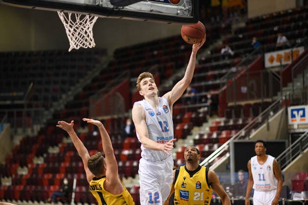 Philipp Hartwich Syntainics MBC at the basket against Jordan Hulls MHP Riesen Ludwigsburg and Tremmell Darden MHP Riesen Ludwigsburg , GER, MHP Riesen Ludwigsburg vs Syntainics MBC Weißenfels, 01 04 2021, 29 Spieltag easycredit Basketball Bundesliga, Spielzeit 2020 2021 GER, MHP Riesen Ludwigsburg vs Syntainics MBC Weißenfels, 01 04 2021, 29 Spieltag easycredit Basketball Bundesliga, Spielzeit 2020 2021 Ludwigsburg Copyright: xEibnerxPressefoto MichaelxMemmlerx EP_MMR