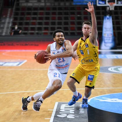 Quinton Hooker Syntainics MBC in a duel with Jordan Hulls MHP Riesen Ludwigsburg , GER, MHP Riesen Ludwigsburg vs Syntainics MBC Weißenfels, 01 04 2021, 29 Spieltag easycredit Basketball Bundesliga, Spielzeit 2020 2021 GER, MHP Riesen Ludwigsburg vs Syntainics MBC Weißenfels, 01 04 2021, 29 Spieltag easycredit Basketball Bundesliga, Spielzeit 2020 2021 Ludwigsburg Copyright: xEibnerxPressefoto MichaelxMemmlerx EP_MMR