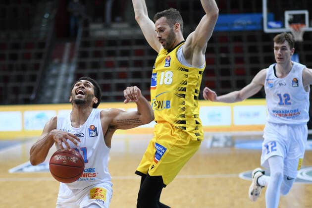 Quinton Hooker Syntainics MBC in a duel with Jordan Hulls MHP Riesen Ludwigsburg , GER, MHP Riesen Ludwigsburg vs Syntainics MBC Weißenfels, 01 04 2021, 29 Spieltag easycredit Basketball Bundesliga, Spielzeit 2020 2021 GER, MHP Riesen Ludwigsburg vs Syntainics MBC Weißenfels, 01 04 2021, 29 Spieltag easycredit Basketball Bundesliga, Spielzeit 2020 2021 Ludwigsburg Copyright: xEibnerxPressefoto MichaelxMemmlerx EP_MMR