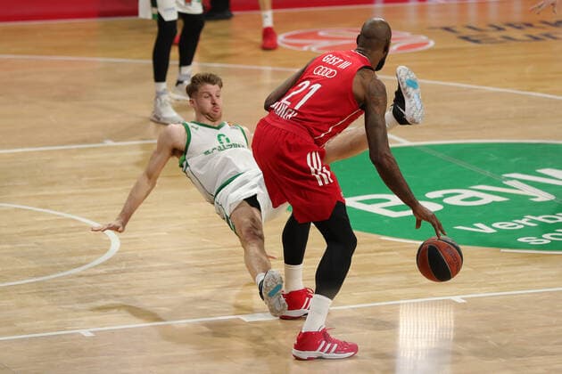 James Gist Muenchen takes down Thomas Walkup Kaunas GER, FC Bayern Basketball vs Zalgiris Kaunas, Basketball, Euroleague, 2020 2021 season, 01 04 2021, GER, FC Bayern Basketball vs Zalgiris Kaunas, Basketball, Euroleague, 2020 2021 season, 01 04 2021, Muenchen Copyright: xEIBNER MarcelxEngelbrechtx EP_EER