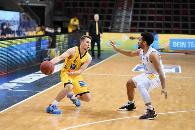 Jordan Hulls MHP Riesen Ludwigsburg in a duel with Quinton Hooker Syntainics MBC , GER, MHP Riesen Ludwigsburg vs Syntainics MBC Weißenfels, 01 04 2021, 29 Matchday easycredit Basketball Bundesliga, Season 2020 2021 GER, MHP Riesen Ludwigsburg vs Syntainics MBC Weißenfels, 01 04 2021, 29 Matchday easycredit Basketball Bundesliga, Season 2020 2021 Ludwigsburg Copyright: xEibnerxPressefoto MichaelxMemmlerx EP_MMR