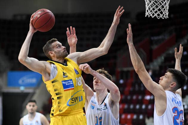 Jonas Wohlfarth Bottermann MHP Riesen Ludwigsburg in a duel with Philipp Hartwich Syntainics MBC GER, MHP Riesen Ludwigsburg vs Syntainics MBC Weißenfels, 01 04 2021, 29 Matchday easycredit Basketball Bundesliga, Season 2020 2021 GER, MHP Riesen Ludwigsburg vs Syntainics MBC Weißenfels, 01 04 2021, 29 Matchday easycredit Basketball Bundesliga, Season 2020 2021 Ludwigsburg Copyright: xEibnerxPressefoto MichaelxMemmlerx EP_MMR