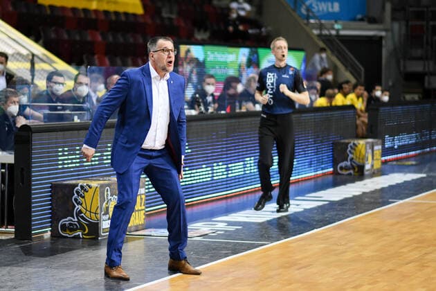 Silvano Poropat Syntainics MBC, Headcoach is dissatisfied with the course of the game and gives instructions, GER, MHP Riesen Ludwigsburg vs Syntainics MBC Weißenfels, 01 04 2021, 29 Matchday easycredit Basketball Bundesliga, Season 2020 2021 GER, MHP Riesen Ludwigsburg vs Syntainics MBC Weißenfels, 01 04 2021, 29 Matchday easycredit Basketball Bundesliga, Season 2020 2021 Ludwigsburg Copyright: xEibnerxPressefoto MichaelxMemmlerx EP_MMR