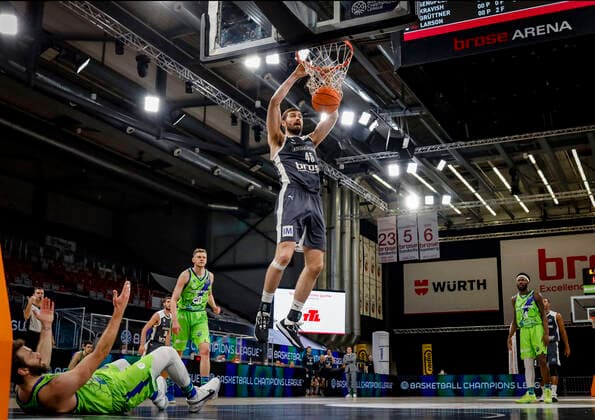 Right David Kravish Brose Bamberg, 45 Left 22 Stefano Gentile Dinamo Banco di Sardegna Sassari Basketball Champions League 2020 21, Playoof Matchday 5, Brose Bamberg Dinamo Sassari 01 04 2021, Bamberg, Brose Arena Copyright: DanielxLöb