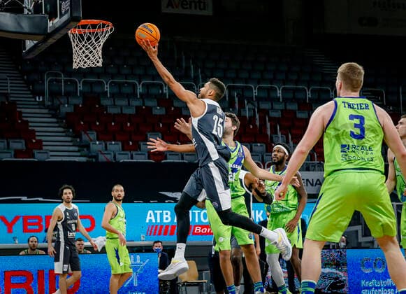 MItte Kenneth Ogbe Brose Bamberg, 25 Basketball Champions League 2020 21, Playoof Matchday 5, Brose Bamberg Dinamo Sassari 01 04 2021, Bamberg, Brose Arena Copyright: DanielxLöb