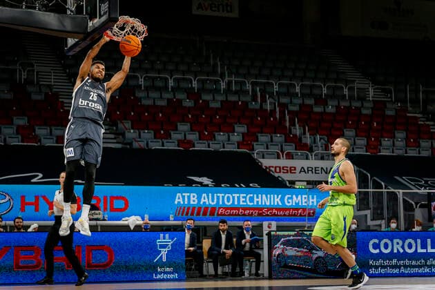 Left Kenneth Ogbe Brose Bamberg, 25 Right 05 Masimo Chessa Dinamo Banco di Sardegna Sassari Basketball Champions League 2020 21, Playoof Matchday 5, Brose Bamberg Dinamo Sassari 01 04 2021, Bamberg, Brose Arena Copyright: DanielxLöb