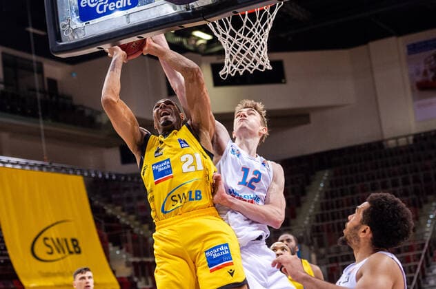 Tremmell Darden MHP RIESEN Ludwigsburg 20 Philipp Hartwich SYNTAINICS MBC 12 1 Basketball Bundesliga easyCredit BBL MHP RIESEN Ludwigsburg SYNTAINICS MBC on 01 04 2021 in Ludwigsburg MHPArena , Baden Wuerttemberg, Germany Ludwigsburg 01 04 21 Basketball , 01 04 2021, Ludwigsburg Germany xpxsdx