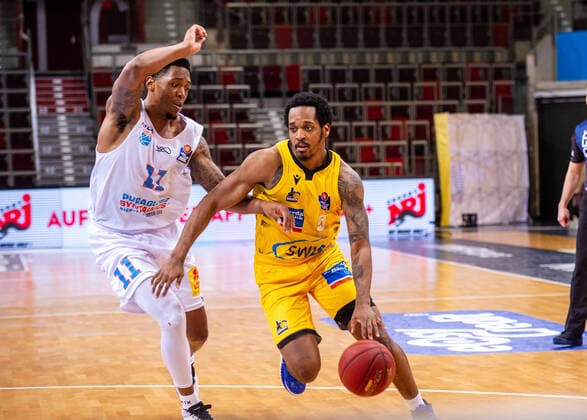 Barry Brown Jr MHP RIESEN Ludwigsburg 5 Kyndahl Hill SYNTAINICS MBC 11 1 Basketball Bundesliga easyCredit BBL MHP RIESEN Ludwigsburg SYNTAINICS MBC on 01 04 2021 in Ludwigsburg MHPArena , Baden Wuerttemberg, Germany Ludwigsburg 01 04 21 Basketball , 01 04 2021, Ludwigsburg Germany xpxsdx