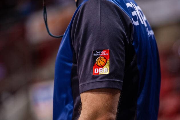Feature Referee Jersey DBB Logo German Basketball Federation 1 Basketball Bundesliga easyCredit BBL MHP RIESEN Ludwigsburg SYNTAINICS MBC on 01 04 2021 in Ludwigsburg MHPArena , Baden Wuerttemberg, Germany Ludwigsburg 01 04 21 Basketball , 01 04 2021, Ludwigsburg Germany xpxsdx