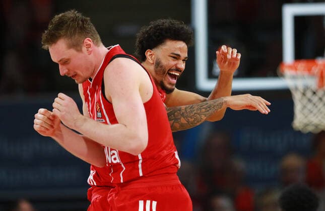 Leon Radosevic, left and 0 Nick Weiler Babb FCBB cheer, cheer, enthusiasm, final cheer Basketball, EuroLeague, FC Bayern Munich vs Zalgiris Kaunas at Audi Dome on 01 04 2021 PHOTO Mladen Lackovic LakoPress