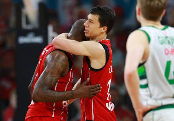 21 James Gist, 11 Vladimir Lucic FCBB cheer, cheer, final cheer Basketball, EuroLeague, FC Bayern Munich vs Zalgiris Kaunas at Audi Dome on 01 04 2021 PHOTO Mladen Lackovic LakoPress