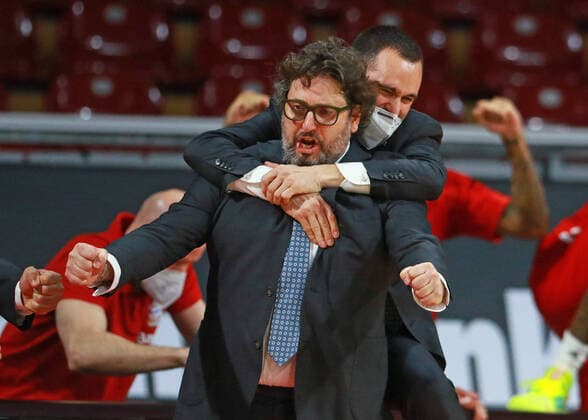 Coach Andrea Trinchier and his assistant Adriano Vertemati FCBB cheer 71 70 victory Enthusiasm, jubilation, cheer, basketball, EuroLeague, FC Bayern Munich vs Zalgiris Kaunas at Audi Dome on 01 04 2021 PHOTO Mladen Lackovic LakoPress