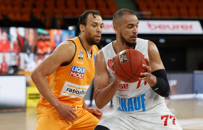 01 04 2021, Basketball, BBL 2020 2021, 29 matchday, ratiopharm ulm s Oliver Wuerzburg, GER, Neu Ulm, ratiopharm arena, picture f li Demitrius Conger ratiopharm ulm and Alex King s Oliver Wuerzburg. Copyright: HMBxMedia xHeikoxBecker
