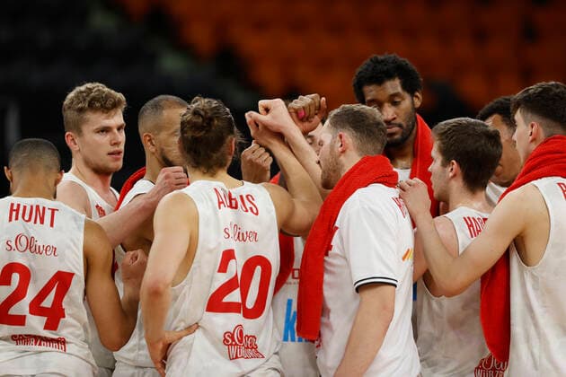 01 04 2021, Basketball, BBL 2020 2021, 29 matchday, ratiopharm ulm s Oliver Wuerzburg, GER, Neu Ulm, ratiopharm arena, picture v li team circle. Copyright: HMBxMedia xHeikoxBecker