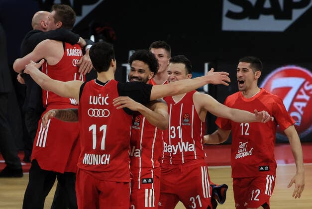 01 04 2021, EuroLeague, FC Bayern Basketball vs Kaunas, Basketball, Audi Dome Munich, Sports, in picture Leon Radosevic FCB Basketball , Vladimir Lucic FCB Basketball , Nick Weiler Babi FCB Basketball , David Kraemer FCB Basketball , Zan Mark Sisko FCB Basketball , and Diego Flaccadori FCB Basketball celebrate