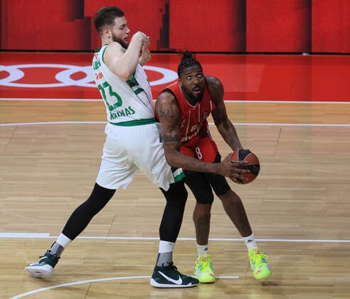 01 04 2021, EuroLeague, FC Bayern Basketball vs Kaunas, basketball, Audi Dome Munich, sports, in the picture Paulius Jankunas Kaunas vs Jalen Reynolds FCB Basketball
