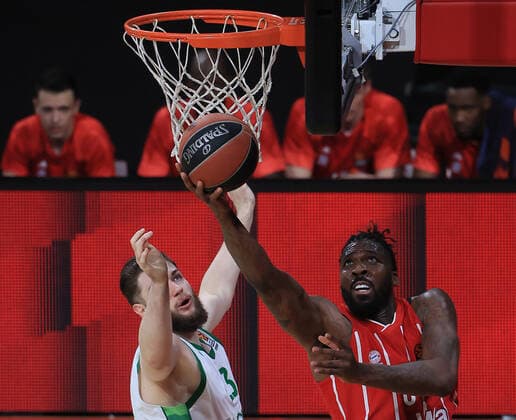 01 04 2021, EuroLeague, FC Bayern Basketball vs Kaunas, basketball, Audi Dome Munich, sports, in the picture Paulius Jankunas Kaunas vs Jalen Reynolds FCB Basketball